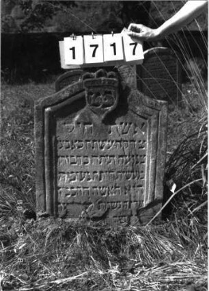 Grabstein 1717 (Index: 100097593) Maße HxBxT: 72x58x8 cm Symbolik: Krone, Schild: Grabstein 1717