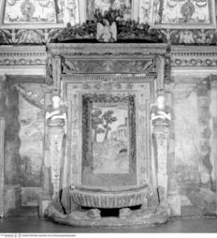 Wandbrunnen mit Mosaikansicht des Vestatempels in Tivoli