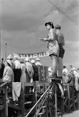 Dresden-Hellerau. Autobahnspinne Dresden. Zuschauer bei einem Motorrad- oder Autorennen
