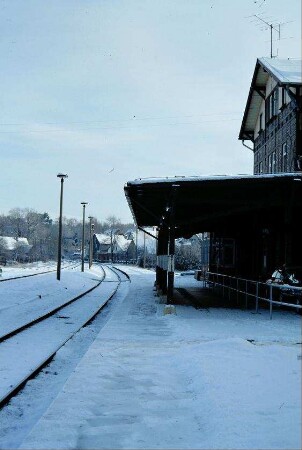 Blick entlang des Bahnsteiges Richtung Ilmenau