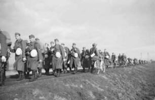 Zweiter Weltkrieg. Holland. Marschformation und Fahrradfahrer der deutschen Wehrmacht auf einem Deich (vermutlich Abmarsch zur Verlegung an die Ostfront)