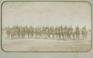Max von Fabeck, Major mit Offizieren des Garderegiments (König Friedrich Wilhelm II.) Nr. 10, 1. Schlesisches, in Uniform, Mütze zu Pferd in Oels
