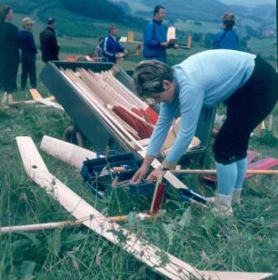 Segelflugschule Wasserkuppe. Verpacken eines Flugmodells im Transportkasten