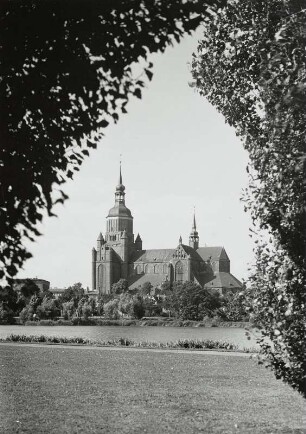 Stralsund, Marienkirche : Stralsund. Blick über den Frankenteich nach Nordwest zur Marienkirche