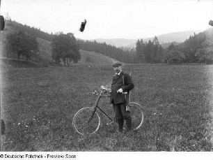 Der Maler Karl Quarck unterwegs mit Fahrrad und Feldstaffelei