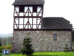 Friemen-(Evangelische Kirche) - Kirchturm (Chorturm) mit Fachwerk-Obergeschossen (erneuert-erhöht Jahr 1718) sowie Langhaus von Norden über ehemaligen Kirchhof