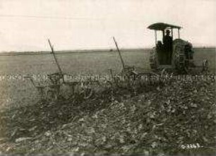 Schlepper mit Hackmaschinen