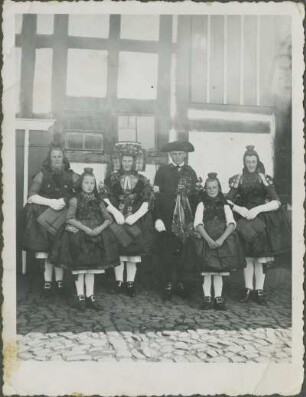 Gruppenbild einer Familie in Tracht