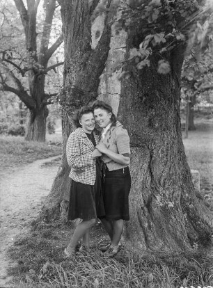 Doppelbildnis : Unbekannter Ort. Portrait von zwei Frauen in einem Park?