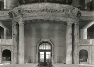 Dresden-Altstadt. Kreuzkirche (1897-1900; R. Schilling, J. Gräbner und 1946/1955; F. Steudtner). Säulen mit Architrav und westlichem Innenportal