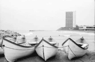 Jupiter [Badeort]: Kähne an der Bucht, Hintergrund Hotels