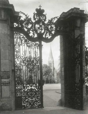 Würzburg. Residenz. Schmiedeeisernes Tor zum Hofgarten