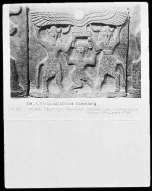 Dämonen mit Sonnenscheibe (Reliefs links vom Tempeltor)