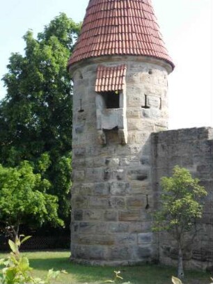 Nordwest-Rundturm von Westnordwesten mit verschiedenen Schießscharten und Abtritt