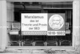 Schaufensterwerbung zum 100. Todestag von Karl Marx