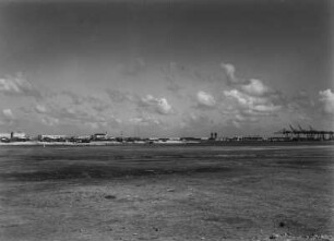 Port Sudan : Blick auf die Stadt Port Sudan. Rechts im Bild die Verladekräne im Hafen
