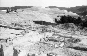 Kiechlinsbergen: Ausgrabung einer Fliehburg aus dem 12. Jahrhundert mit Rebumlegung im Hintergrund