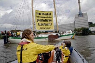 Greenpeace auf der Elbe, gegen Atomkraft, vor dem KKW Krümmel