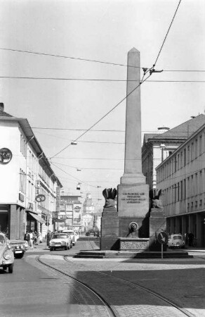 Großherzog-Karl-Denkmal (Verfassungssäule) am Rondellplatz.