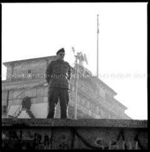 DDR-Grenzsoldat am Brandenburger Tor