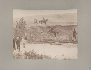 Uniformierte zu Pferd bei Reitübungen im Gelände