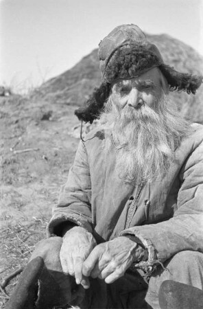 Zweiter Weltkrieg. Zur Einquartierung. Sowjetunion. Porträt eines alten russischen Bauern mit Schapka (Volkstypen)