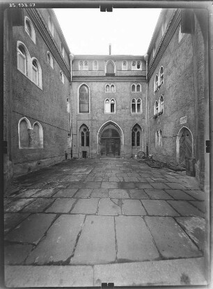 Seifersdorf (Wachau-Seifersdorf). Schloß (um 1530, Umbau 1818-1826; K. F. Schinkel). Hofansicht
