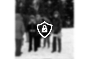 Ostereiersuchen im Kurpark: Kinder bei der Suche im Schnee: dazwischen Erwachsene: hinten Büsche und Bäume: Winter: 30. März 1975