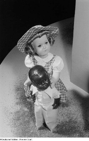 Zwei Puppen auf der Leipziger Herbstmesse 1954