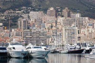 Monte Carlo - Geschäftsviertel : Hafen mit Luxusyachten und Geschäfstviertel in Monaco. 2006