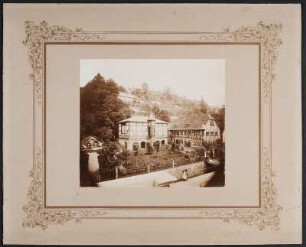 Wohnhaus mit Ateliergebäude "Rote Amsel" des Malers Eduard Leonhardi : Dresden-Loschwitz, Grundstraße 26. Wohnhaus mit Ateliergebäude "Rote Amsel" des Malers Eduard Leonhardi (heute Leonhardi-Museum, ehemals Hentschelmühle). Ansicht mit Ludwig-Richter-Denkmal.