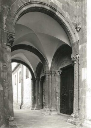 Wechselburg. Ehem Stiftskirche (zw. 1160 u. 1180). Doppelportal der Nordseite mit Vorhalle von West