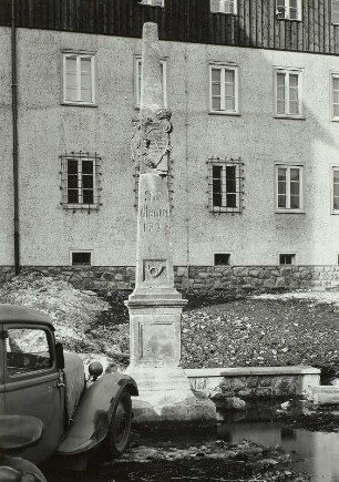 Altenberg. Postmeilensäule (Sandstein; 1722), Ansicht gegen das Rathaus