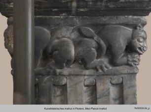 Kapitell mit langschwänzigen Fabeltieren - NEB1