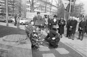 Kranzniederlegung am Gedenkstein für den ermordeten Generalbundesanwalt Siegfried Buback und seine Begleiter Wolfgang Göbel und Georg Wurster