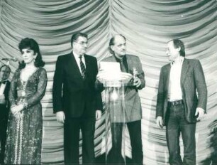 IFF 1986.Preisverleihung. Gina Lollobrigida, Moritz de Hadeln, Reinhard Hauff, Regie, Stefan Aust. Stammheim Filmtitel