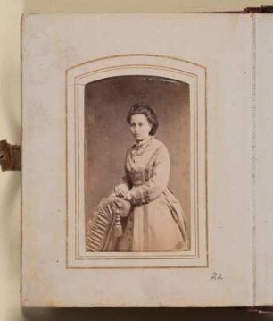 Albumseite mit Damenporträt : Familienalbum in lutherischer Familientradition. Ledereinband, goldgeprägt mit Metall-Leder-Schließe, Goldschnitt; 14,5 x 11,5 x 3 cm (um 1890/1900): Dresden: SLUB/DF 2017.A.351