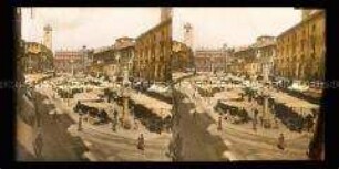 Markt auf dem Piazza delle Erbe mit der mittelalterliche Uhrturm Torre del Gardello und dem geflügelten Markuslöwen auf der Marmorsäule, Verona