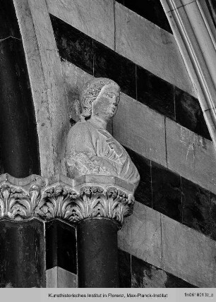 Heiligenbüsten zu Seiten der Obergadenfenster : Halbfiguren im Langhaus
