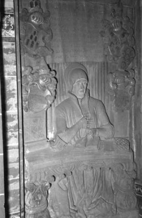 Kenzingen: christliche Kunst, Relief, Betende, Kirche
