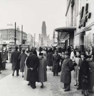 Ohne Titel (Straßenszene Berlin, Kurfürstendamm)
