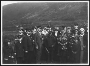 Norwegen. Gruppenbild mit Touristen der Hapag und Samenfamilie an ihrem Lager bei Tromsø