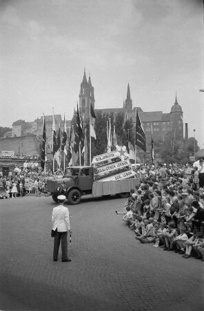 Meißen-Altstadt. Jubiläum "250 Jahre Meißner Porzellan". Festumzug. Blick zum Burgberg mit Albrechtsburg und Dom