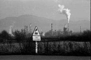 Bantzenheim: Industriegebiet von Chalampé mit Schwarzwald im Hintergrund