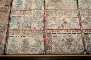 Maya-Handschrift (Codex Dresdensis) : Maya-Handschrift (Codex Dresdensis). Codexteil. Amate, Kreide grundiert; 9 x 356 cm (Gesamtlänge) (um 1250). Dresden: SLUB Mscr.Dresd.R.310