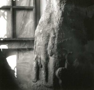Pegauer Grenzstein. Sandstein. Um 920. Detail: Relief eines Jünglings mit Tartsche (sog. "Steinschleuderer"). Dresden: Palais im Großen Garten [Altertumsmuseum]