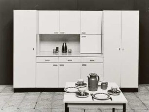 Küchentisch : Anbauküche (1973; VEB Möbelfabrik Salzwedel). Anbauschrank und Küchentisch