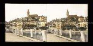 Blick über Aare auf Wohnhäuser und Stadtkirche von Thun