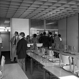 Bad Oldesloe: Schanzenbarg: Unterrichtsraum: Besichtigung mit Landrat Hans-Henning Becker-Birck, Kreispräsident Hubert Priemel und Kreistagsmitgliedern