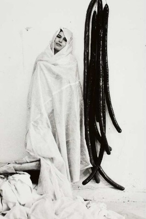 Die Künstlerin Eva Hesse mit der Skulptur Several in ihrem Atelier in der Bowery